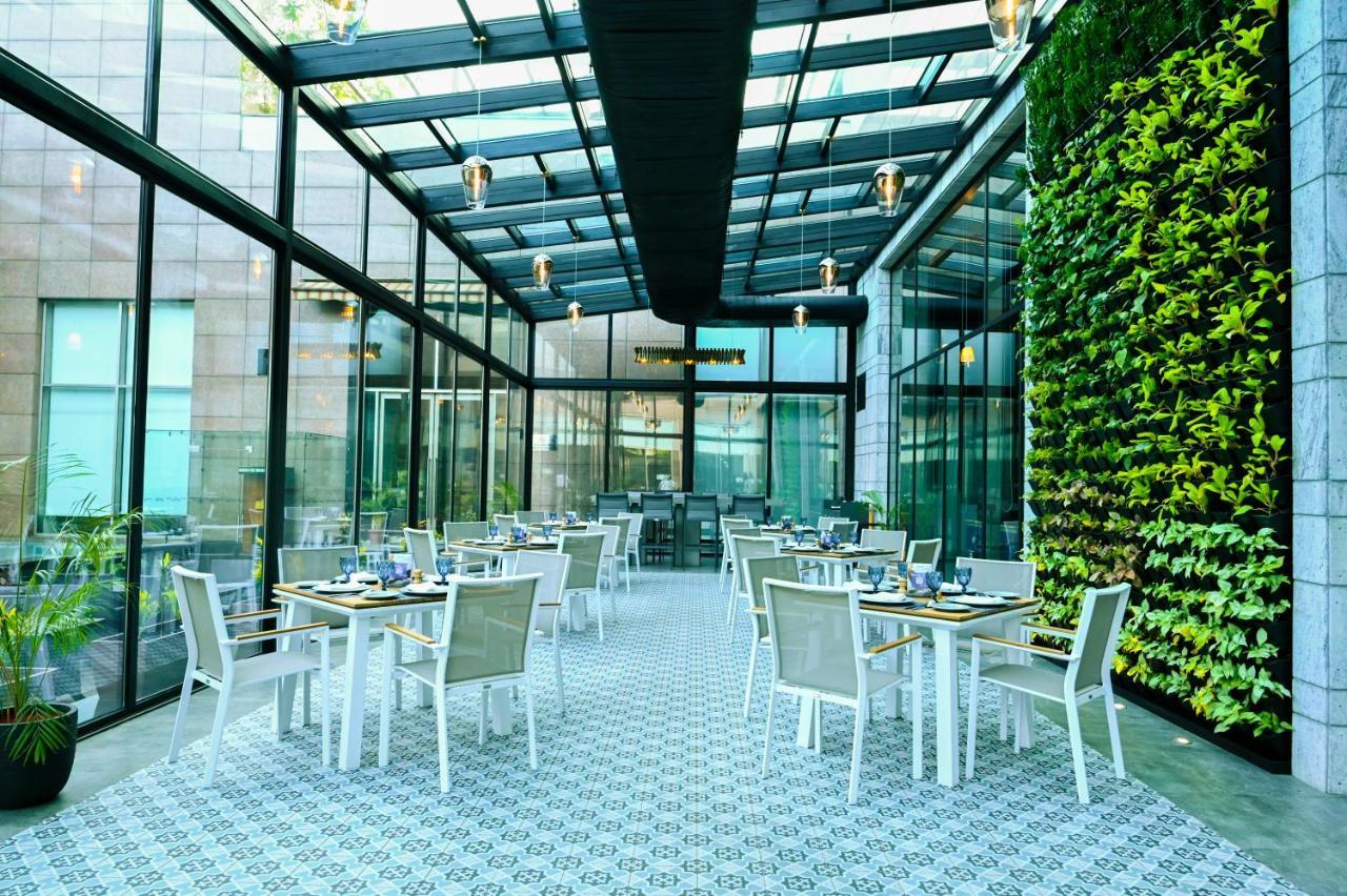Radisson Blu Hotel Guwahati Dış mekan fotoğraf The Terrace