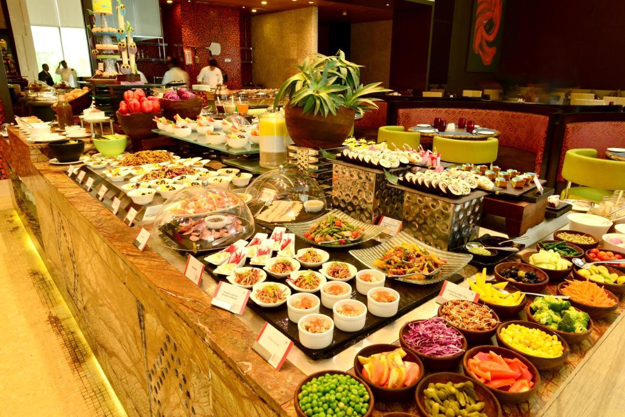 Radisson Blu Hotel Guwahati Dış mekan fotoğraf A salad bar