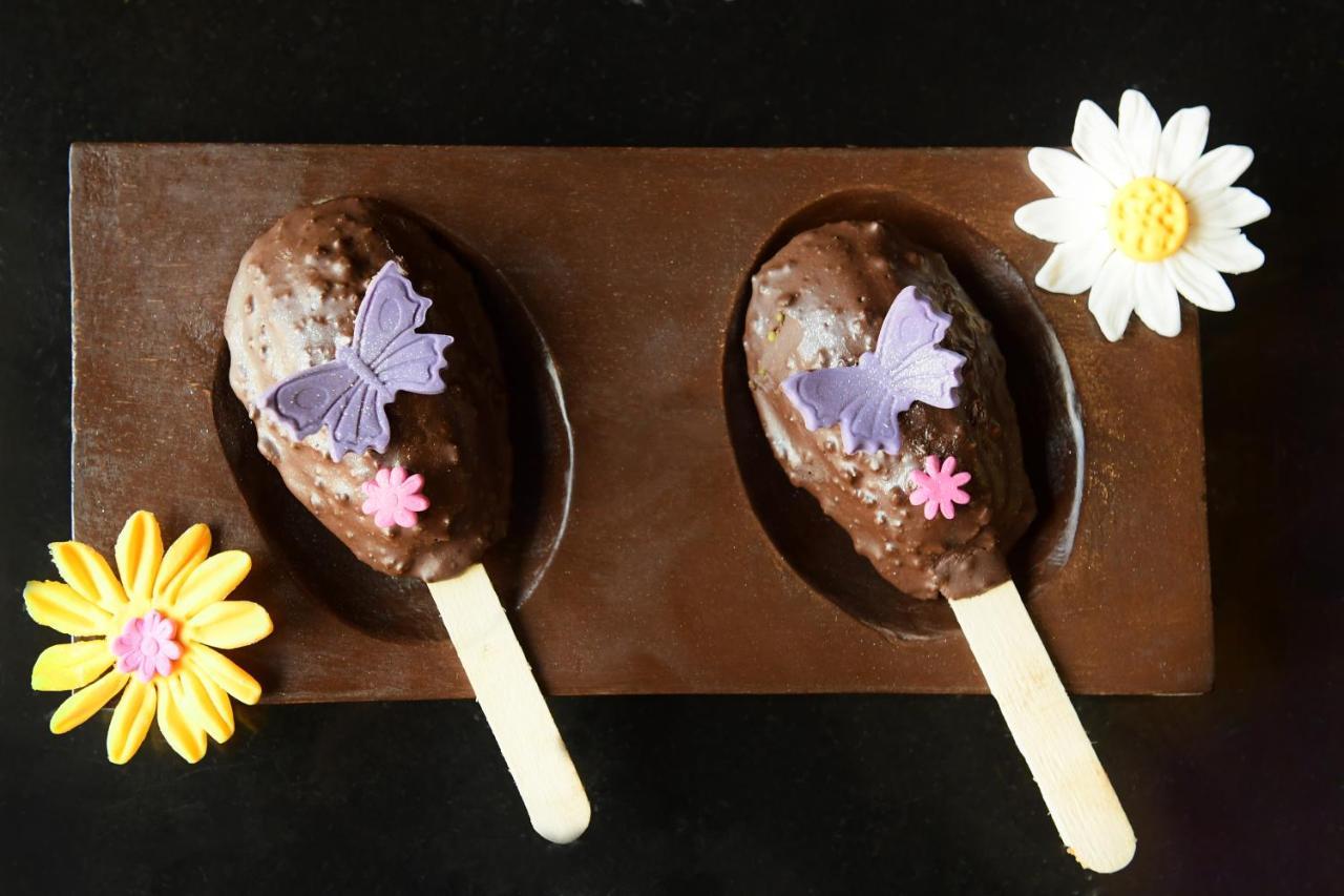 Radisson Blu Hotel Guwahati Dış mekan fotoğraf Chocolate-covered marzipan