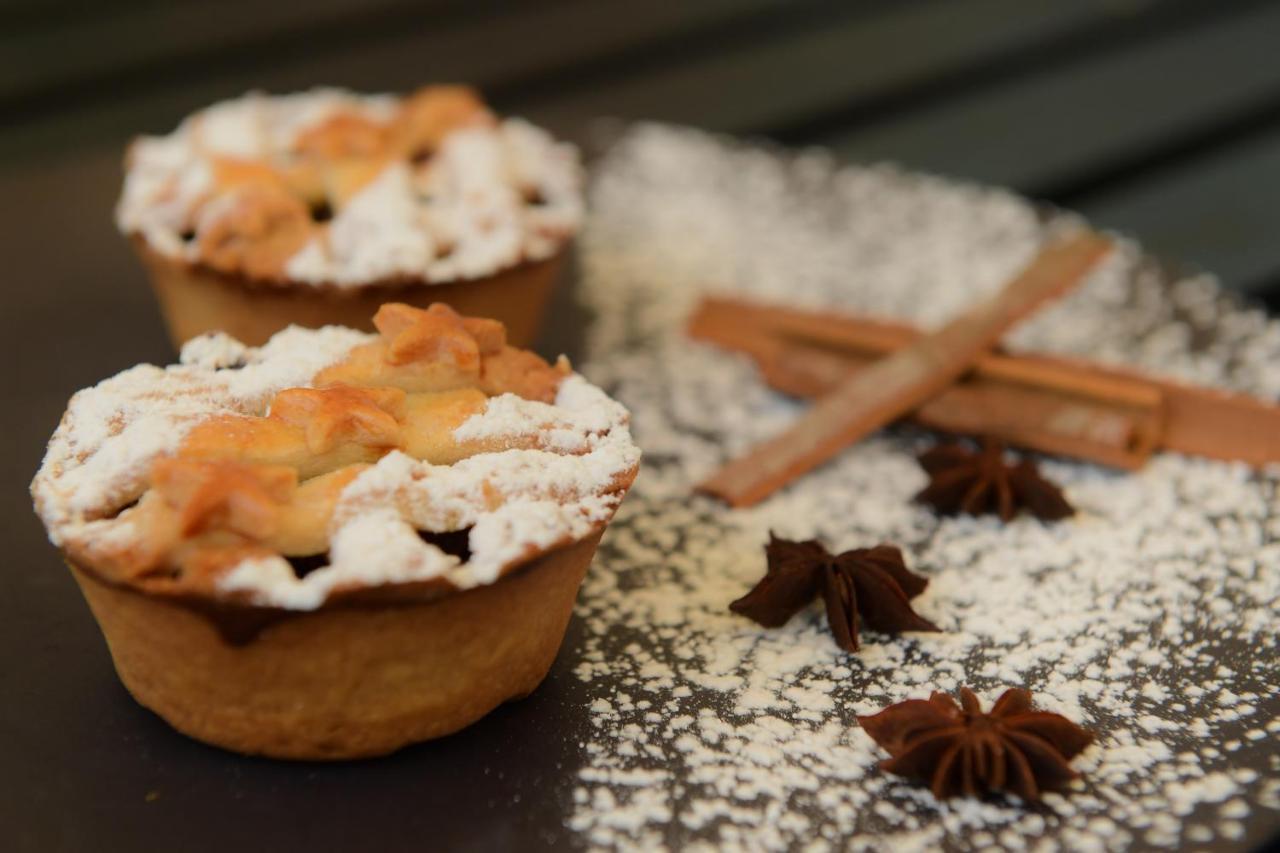 Radisson Blu Hotel Guwahati Dış mekan fotoğraf A traditional Dutch apple pie
