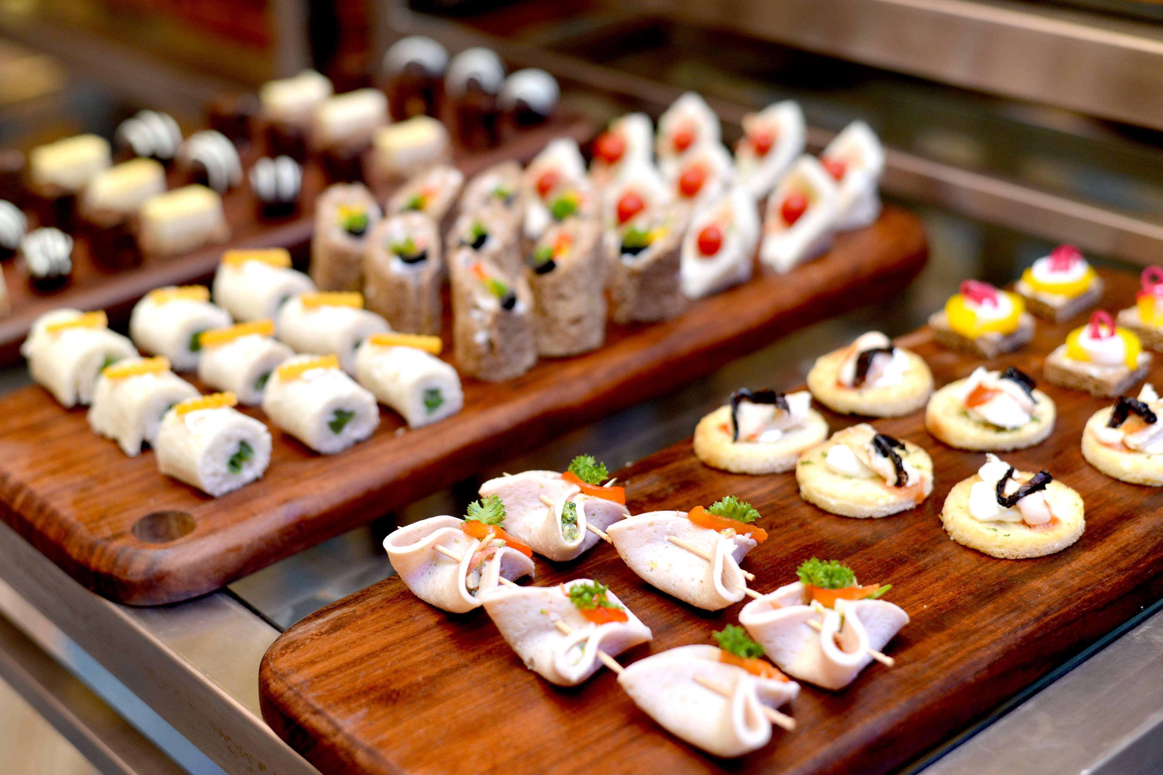 Radisson Blu Hotel Guwahati Dış mekan fotoğraf Canapés