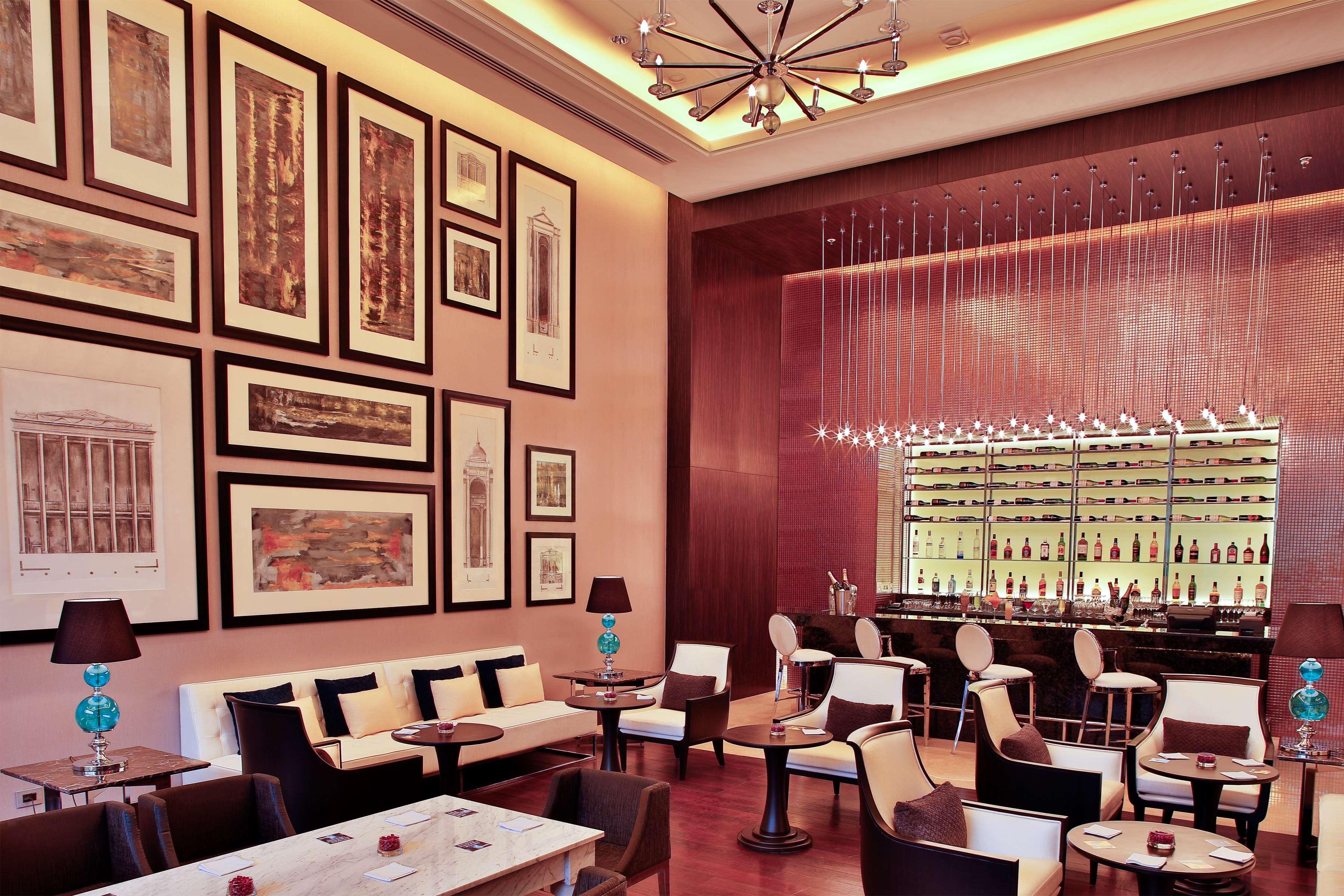 Radisson Blu Hotel Guwahati Dış mekan fotoğraf The bar at the hotel