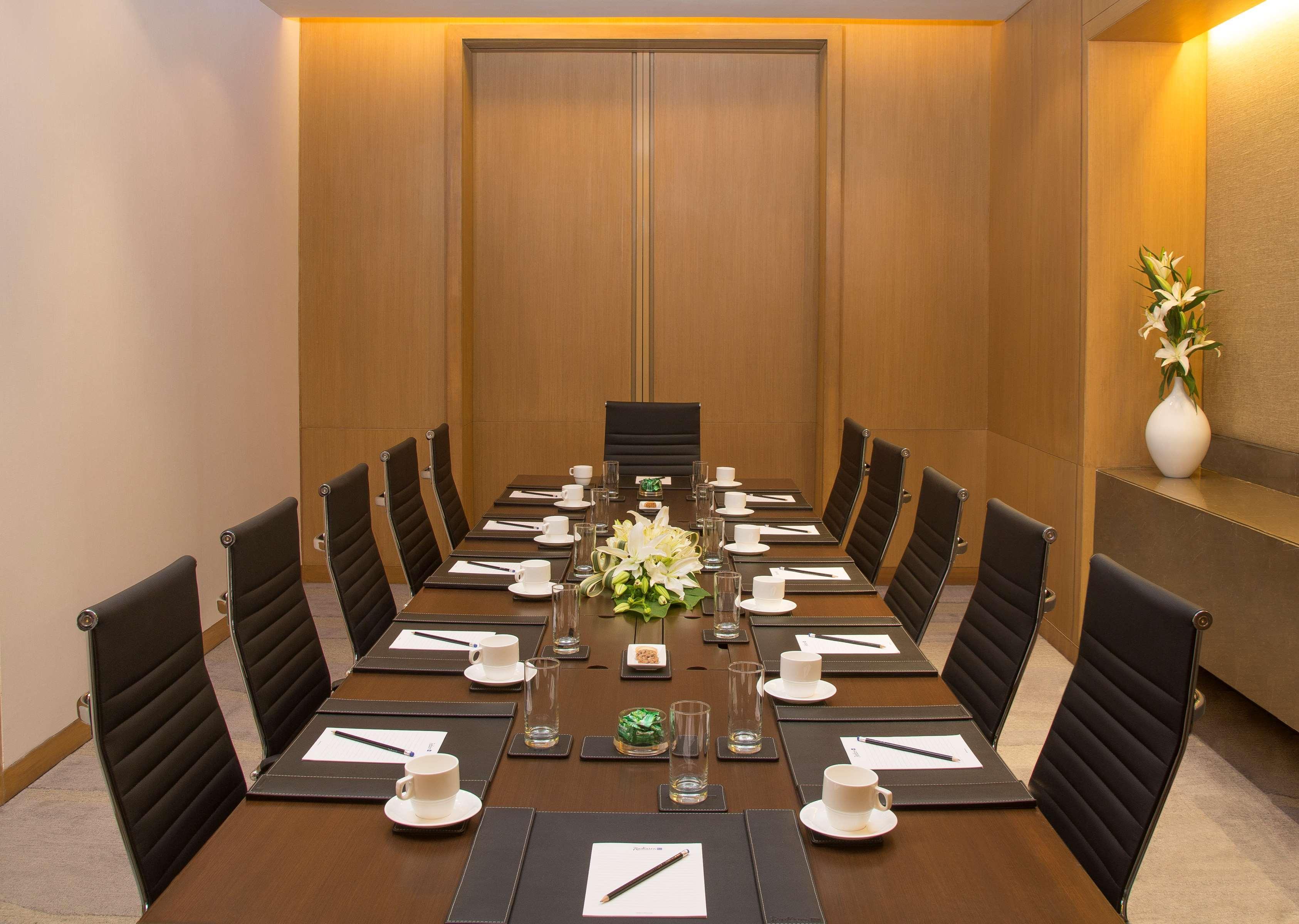 Radisson Blu Hotel Guwahati Dış mekan fotoğraf Boardroom at the Park, New Delhi