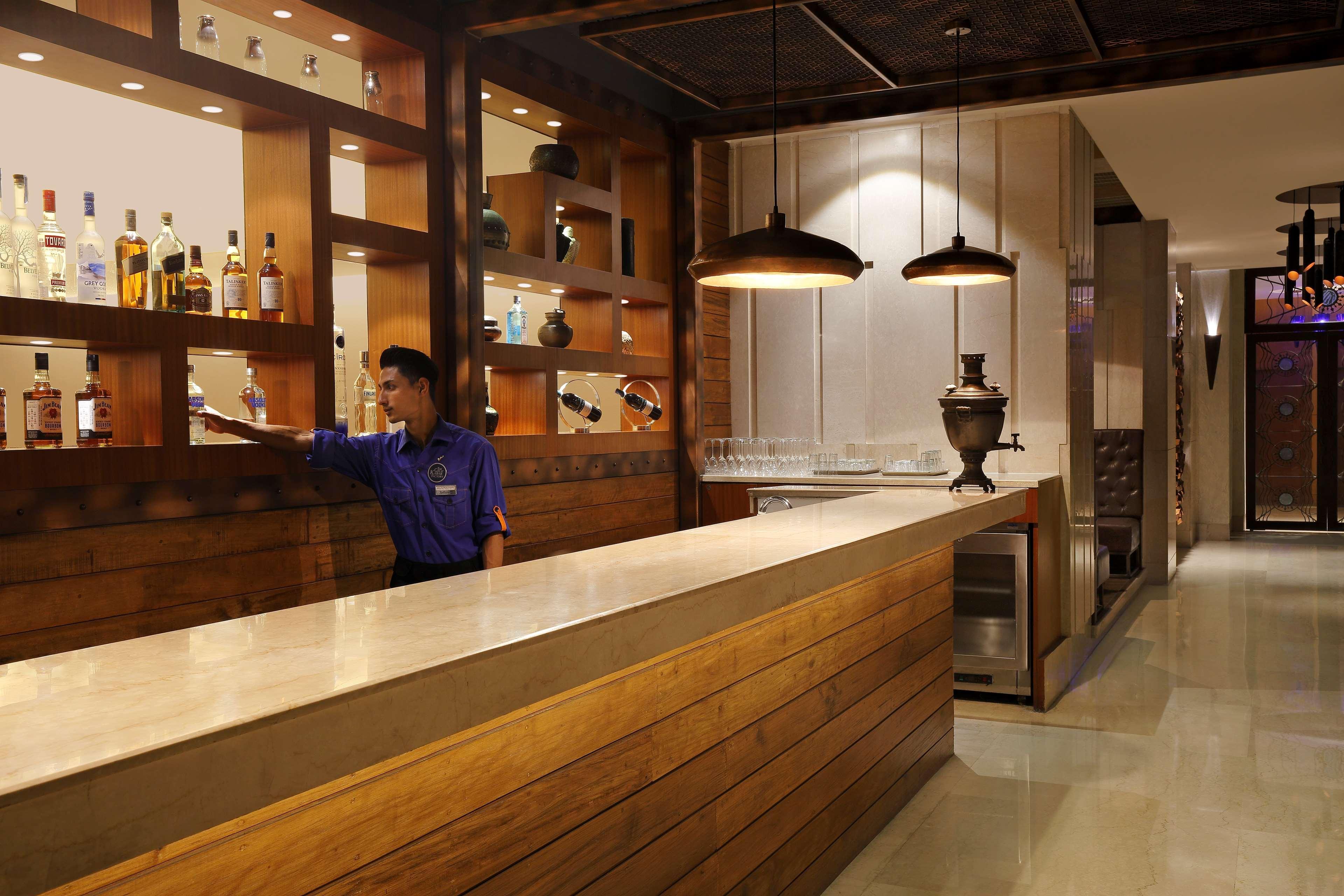 Radisson Blu Hotel Guwahati Dış mekan fotoğraf The bar at the lounge