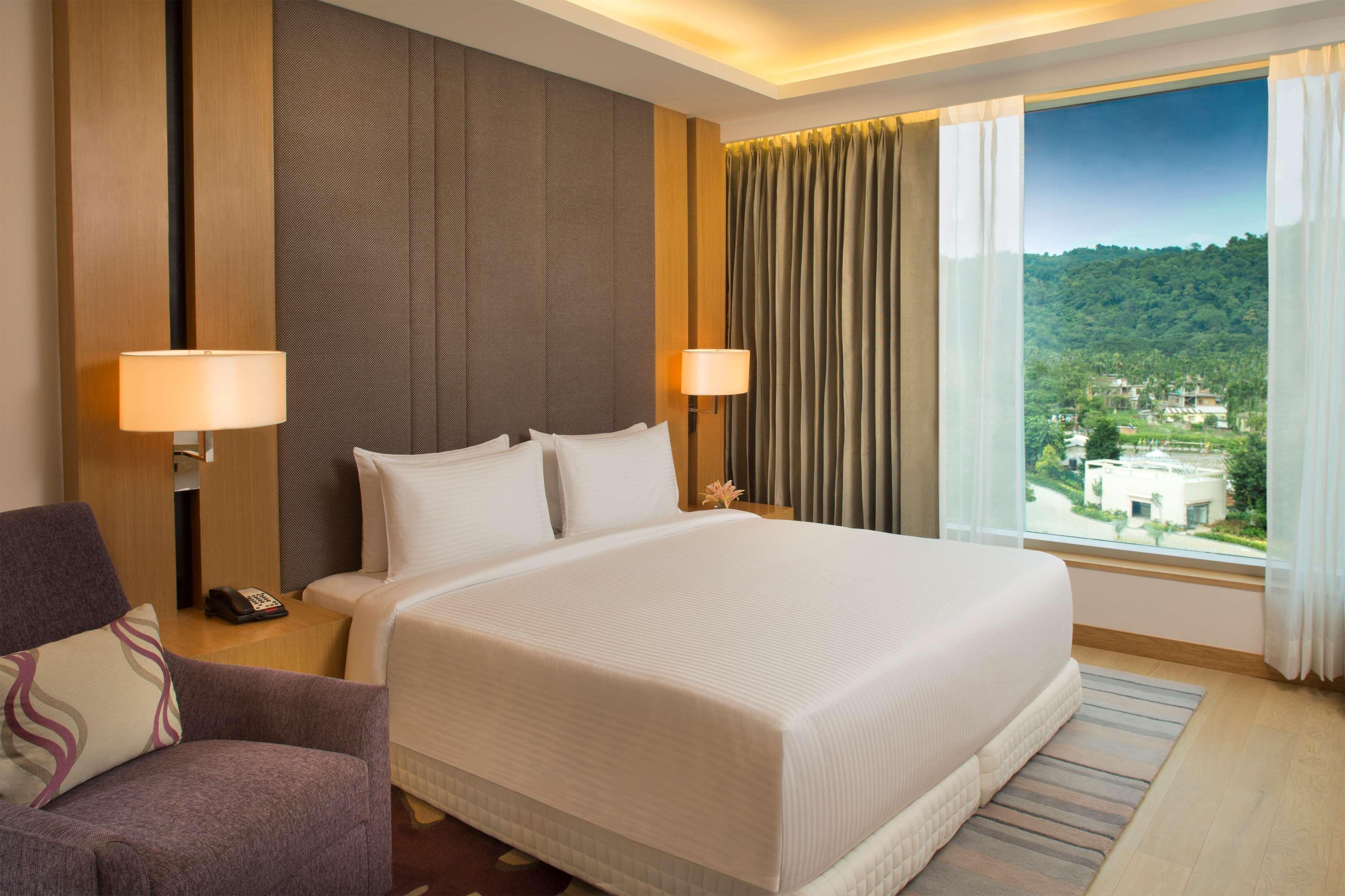 Radisson Blu Hotel Guwahati Dış mekan fotoğraf Deluxe Room