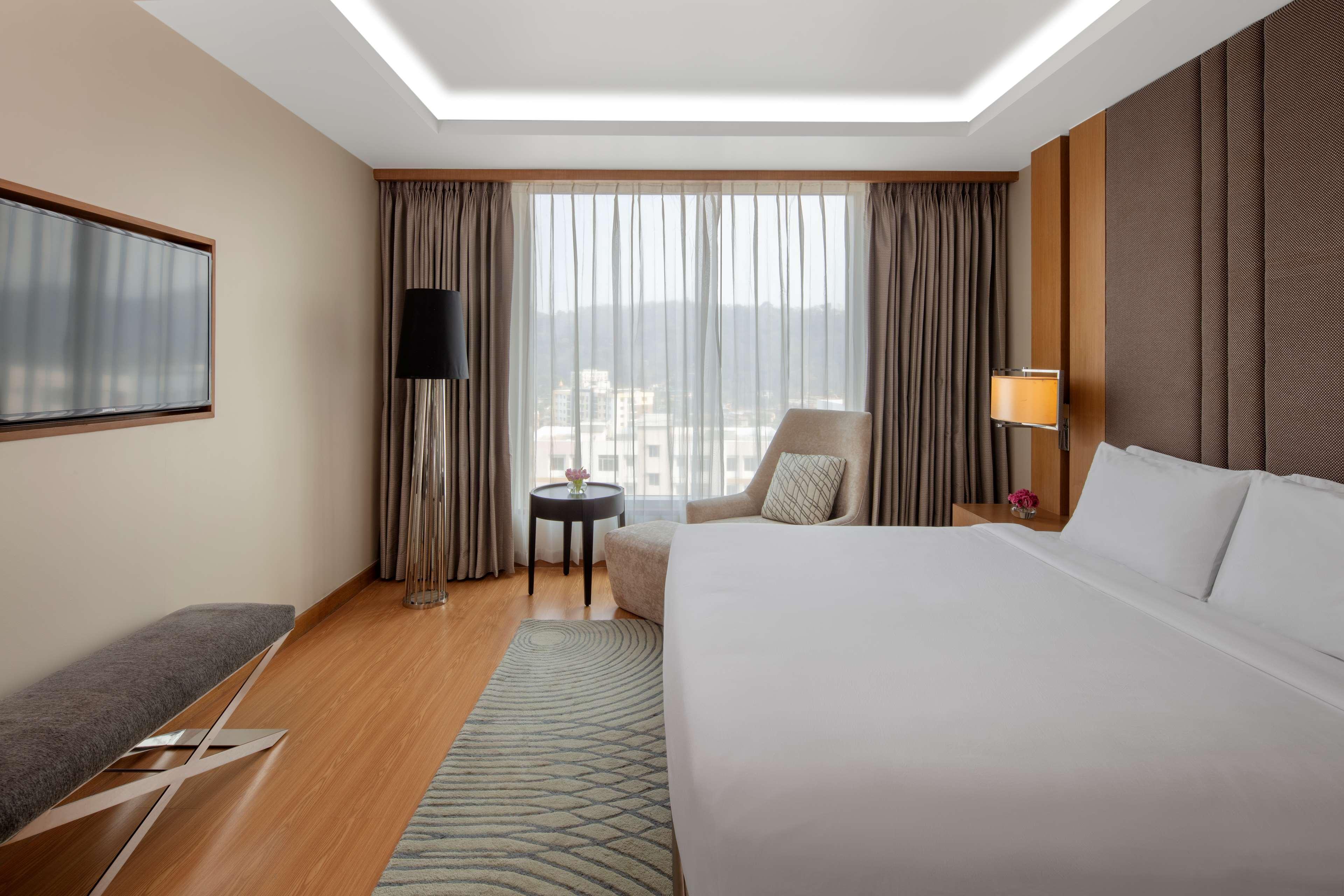 Radisson Blu Hotel Guwahati Dış mekan fotoğraf Deluxe Room