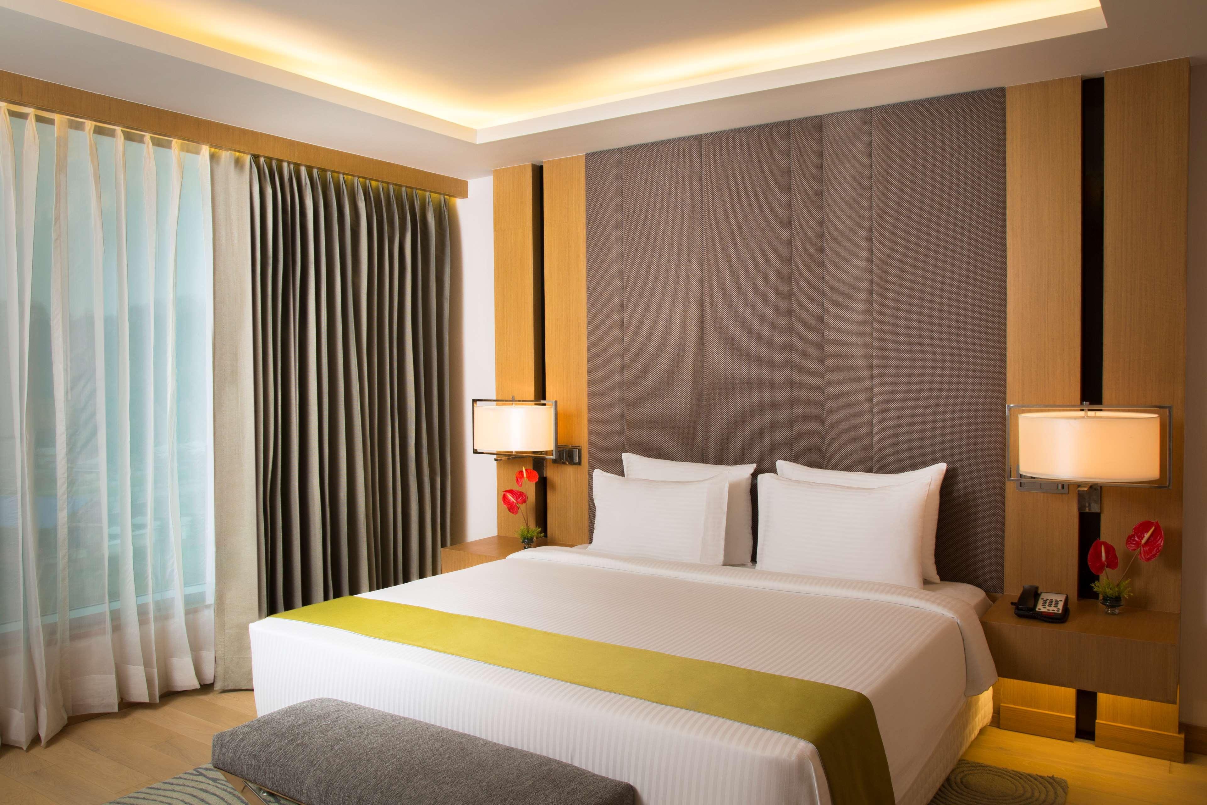 Radisson Blu Hotel Guwahati Dış mekan fotoğraf A bedroom at the hotel