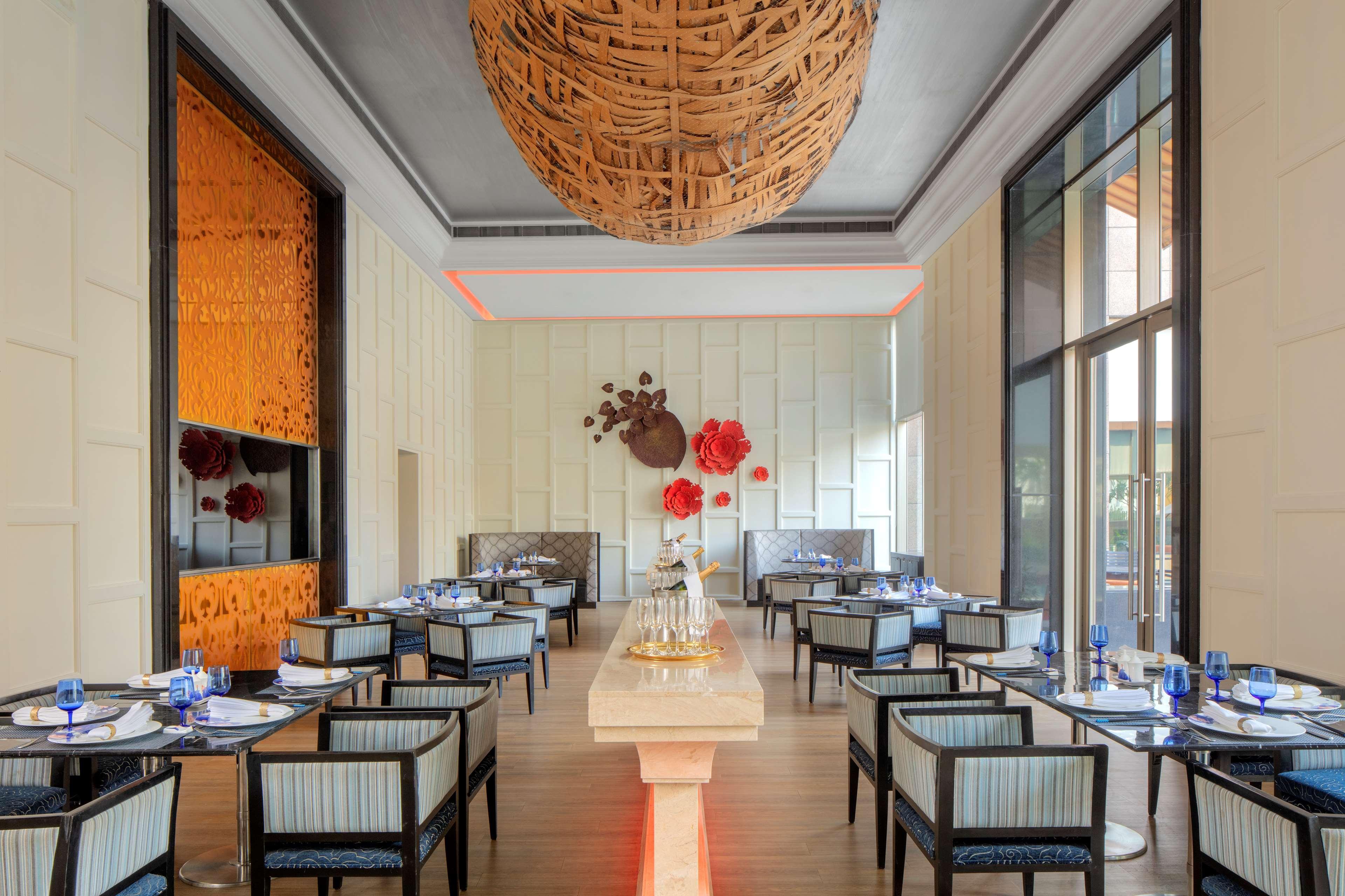 Radisson Blu Hotel Guwahati Dış mekan fotoğraf The restaurant
