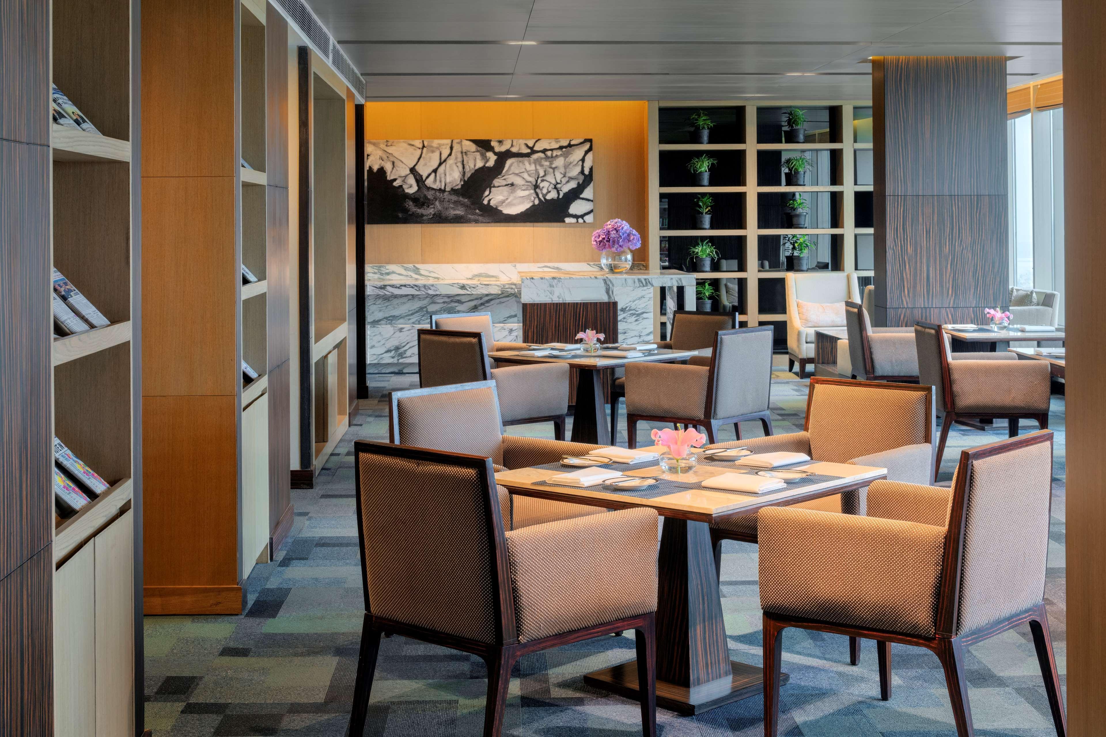Radisson Blu Hotel Guwahati Dış mekan fotoğraf The Club at Hong Kong International Airport