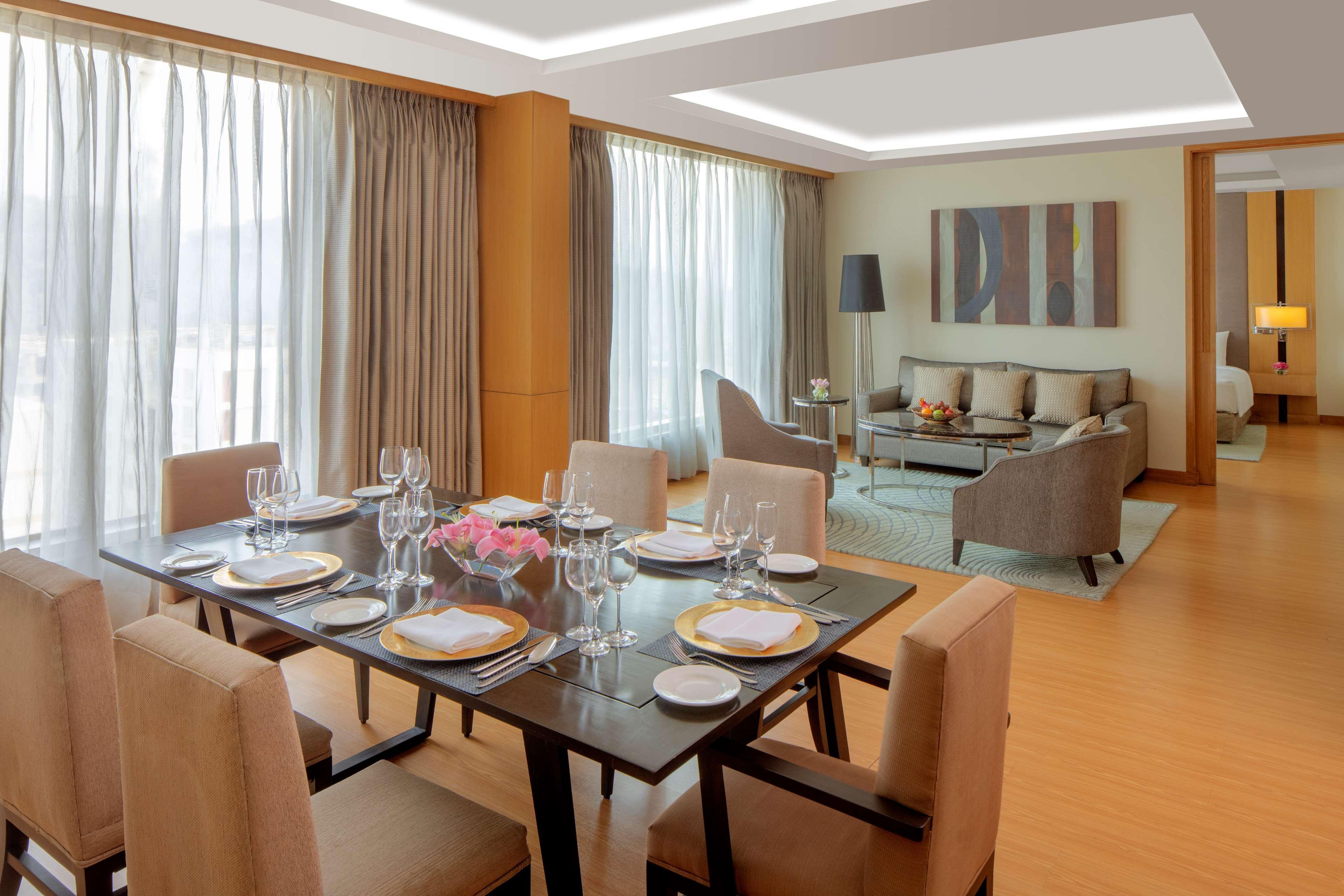 Radisson Blu Hotel Guwahati Dış mekan fotoğraf A suite at the hotel