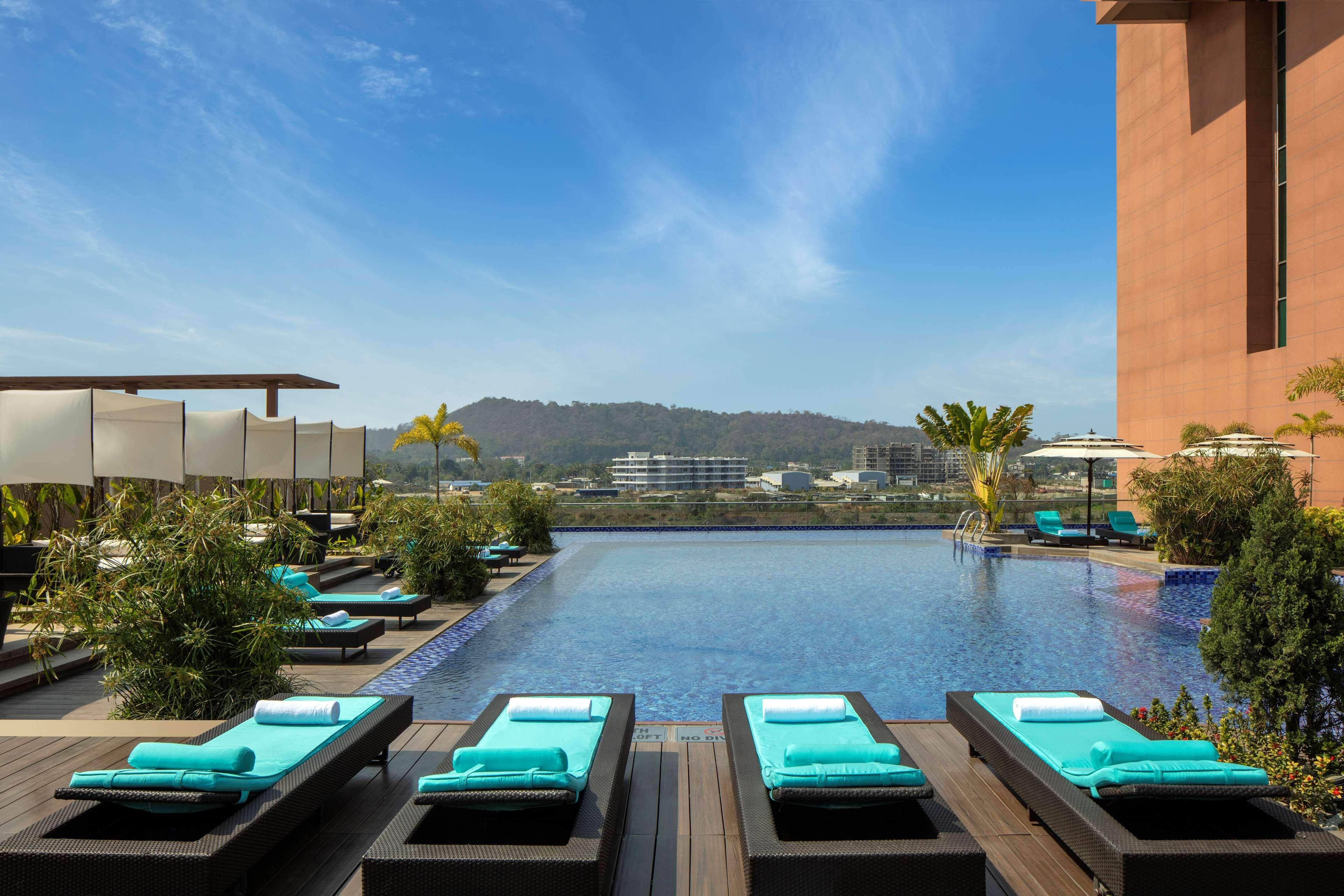 Radisson Blu Hotel Guwahati Dış mekan fotoğraf The pool at the hotel
