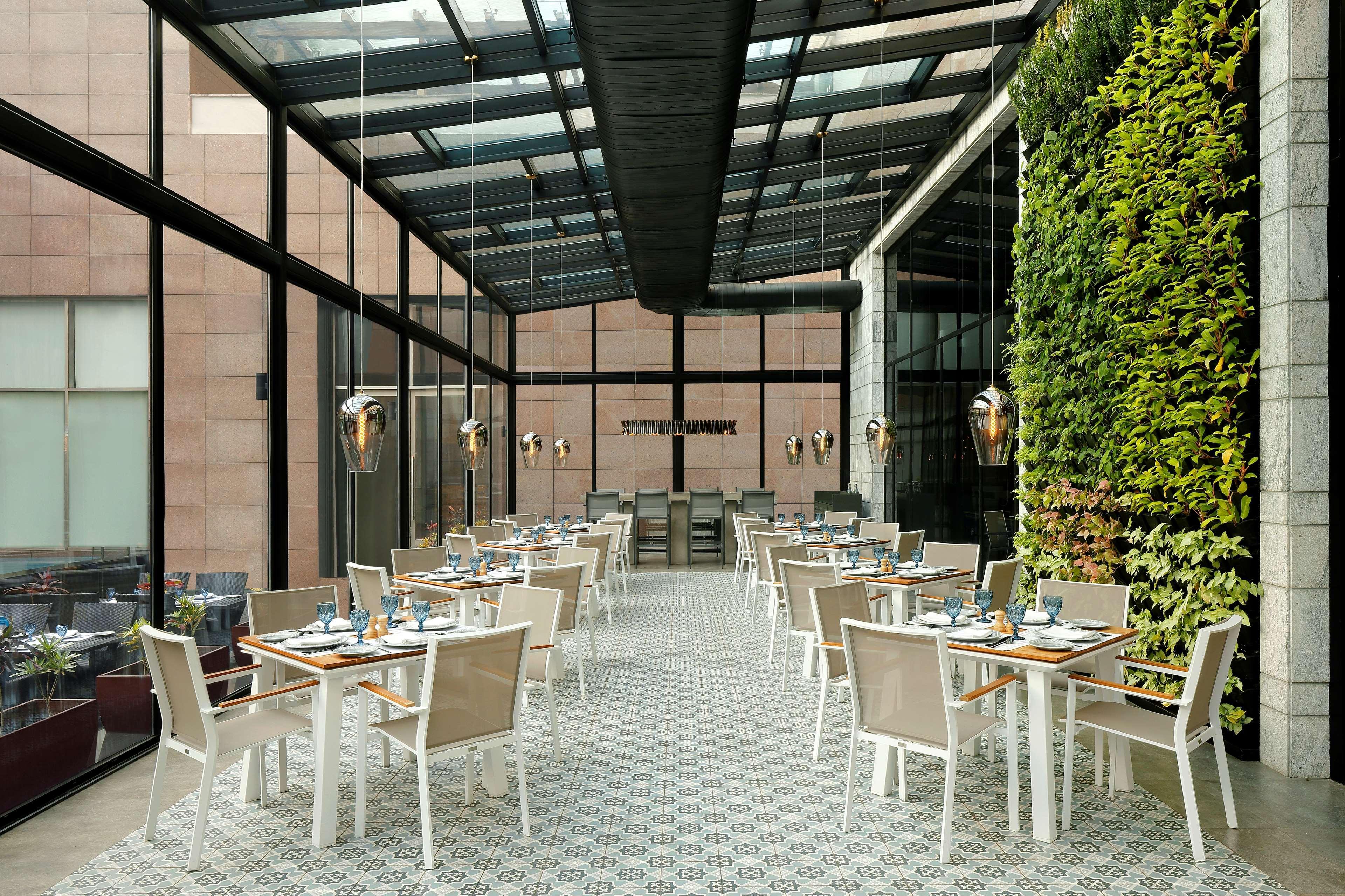 Radisson Blu Hotel Guwahati Dış mekan fotoğraf The restaurant