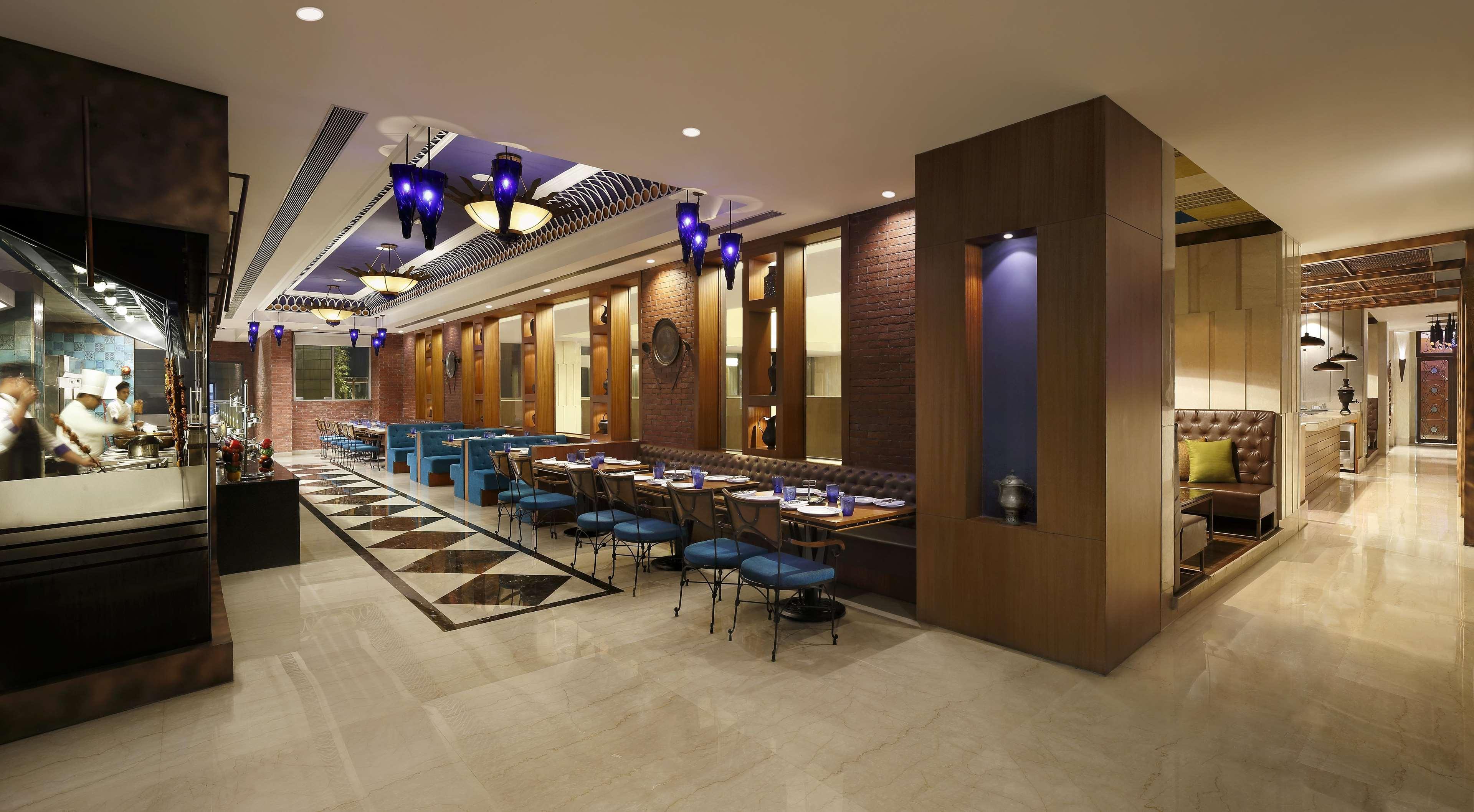 Radisson Blu Hotel Guwahati Dış mekan fotoğraf The restaurant