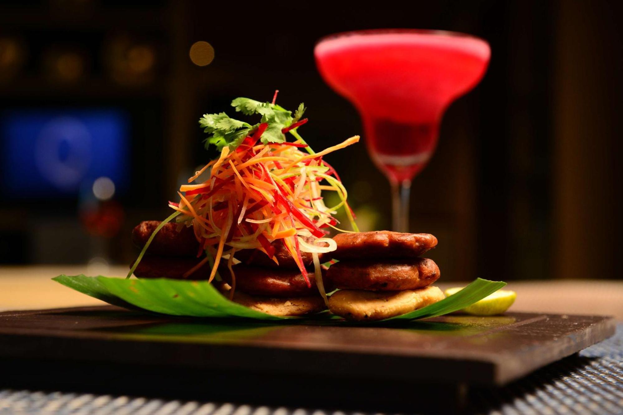 Radisson Blu Hotel Guwahati Dış mekan fotoğraf A cocktail and a snack