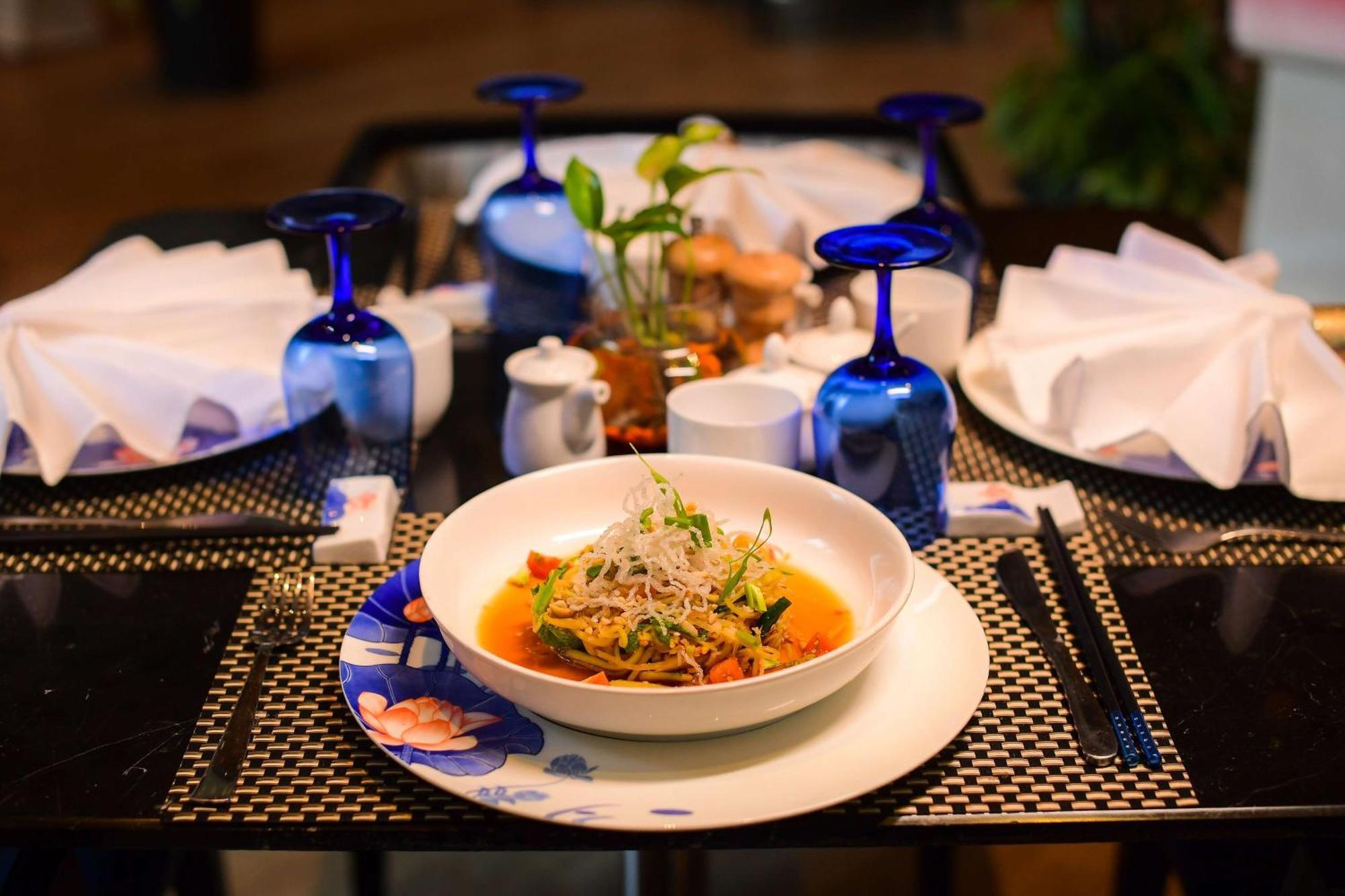 Radisson Blu Hotel Guwahati Dış mekan fotoğraf A dish of Thai cuisine