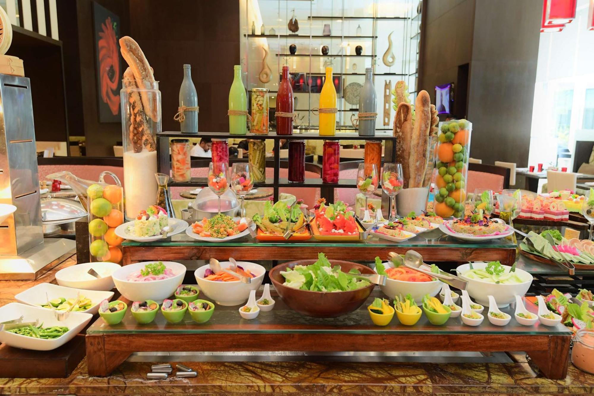Radisson Blu Hotel Guwahati Dış mekan fotoğraf A salad bar