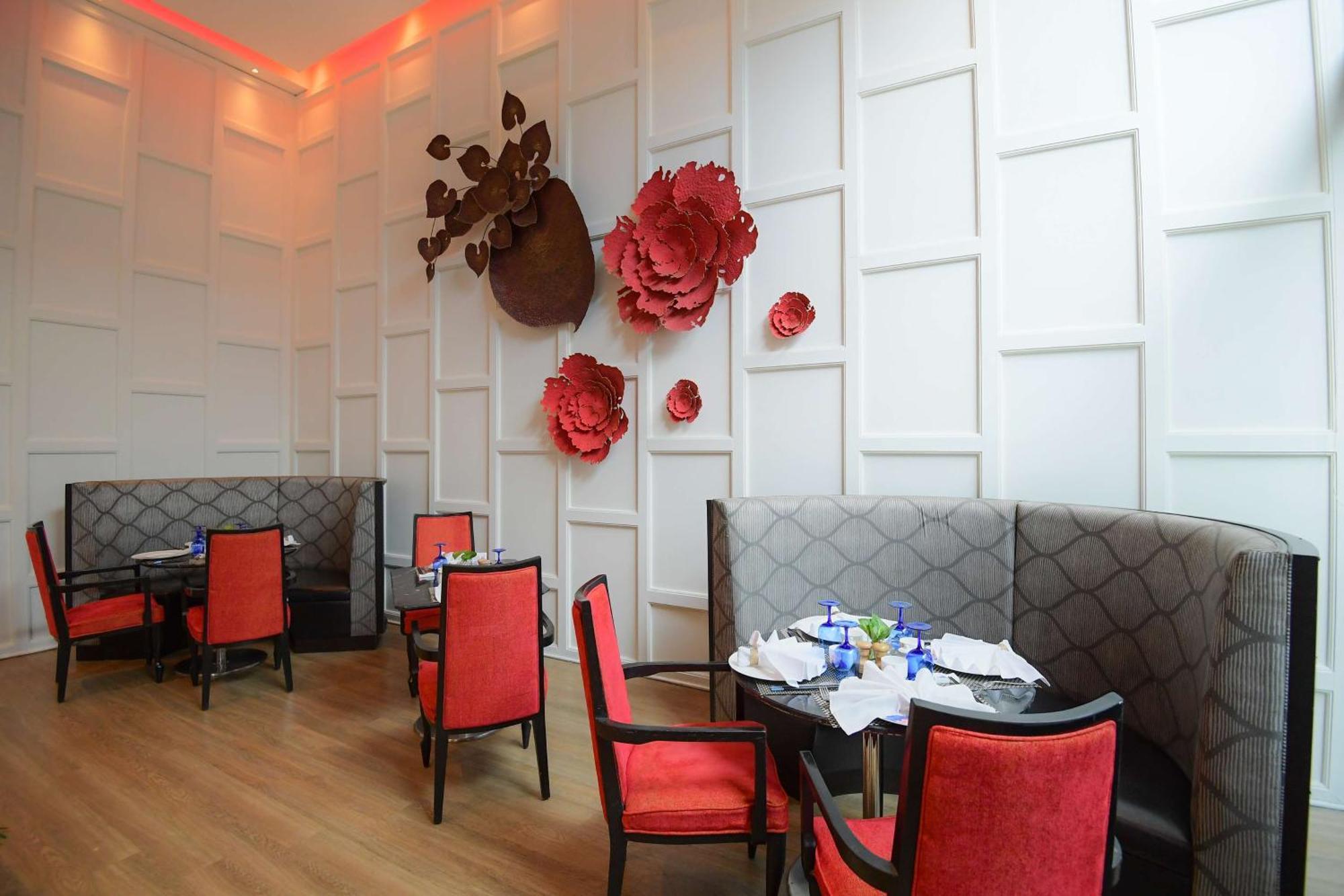 Radisson Blu Hotel Guwahati Dış mekan fotoğraf The interior of the restaurant