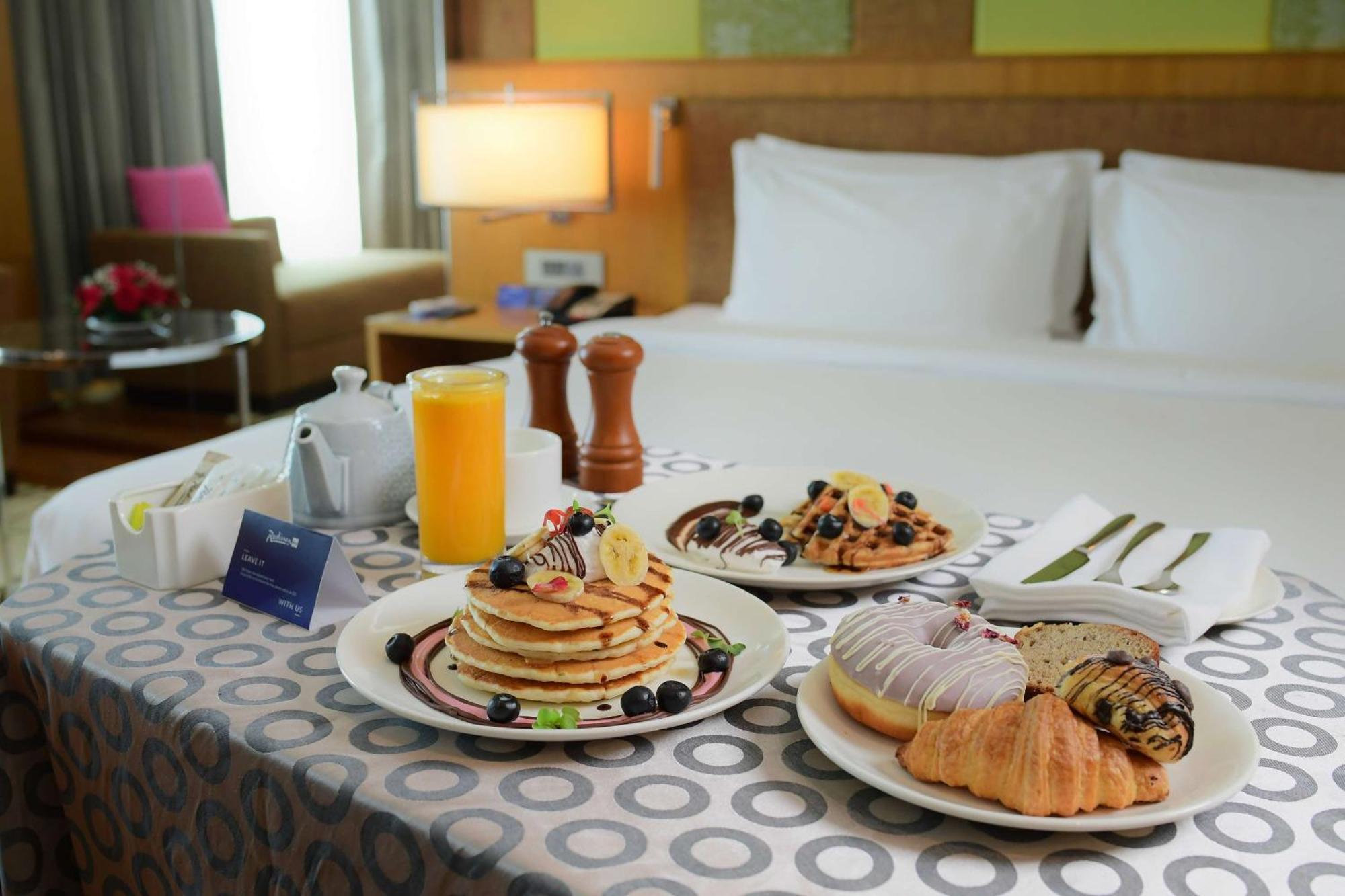 Radisson Blu Hotel Guwahati Dış mekan fotoğraf Room service