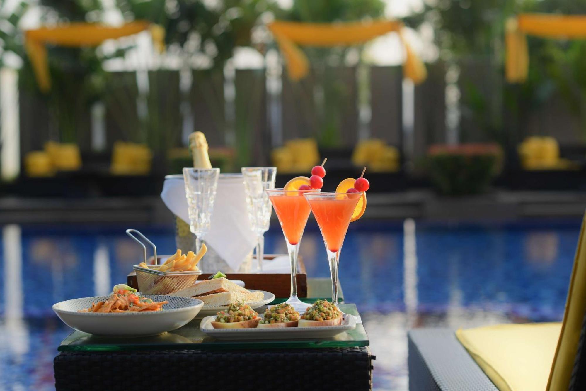 Radisson Blu Hotel Guwahati Dış mekan fotoğraf Cocktails at the bar
