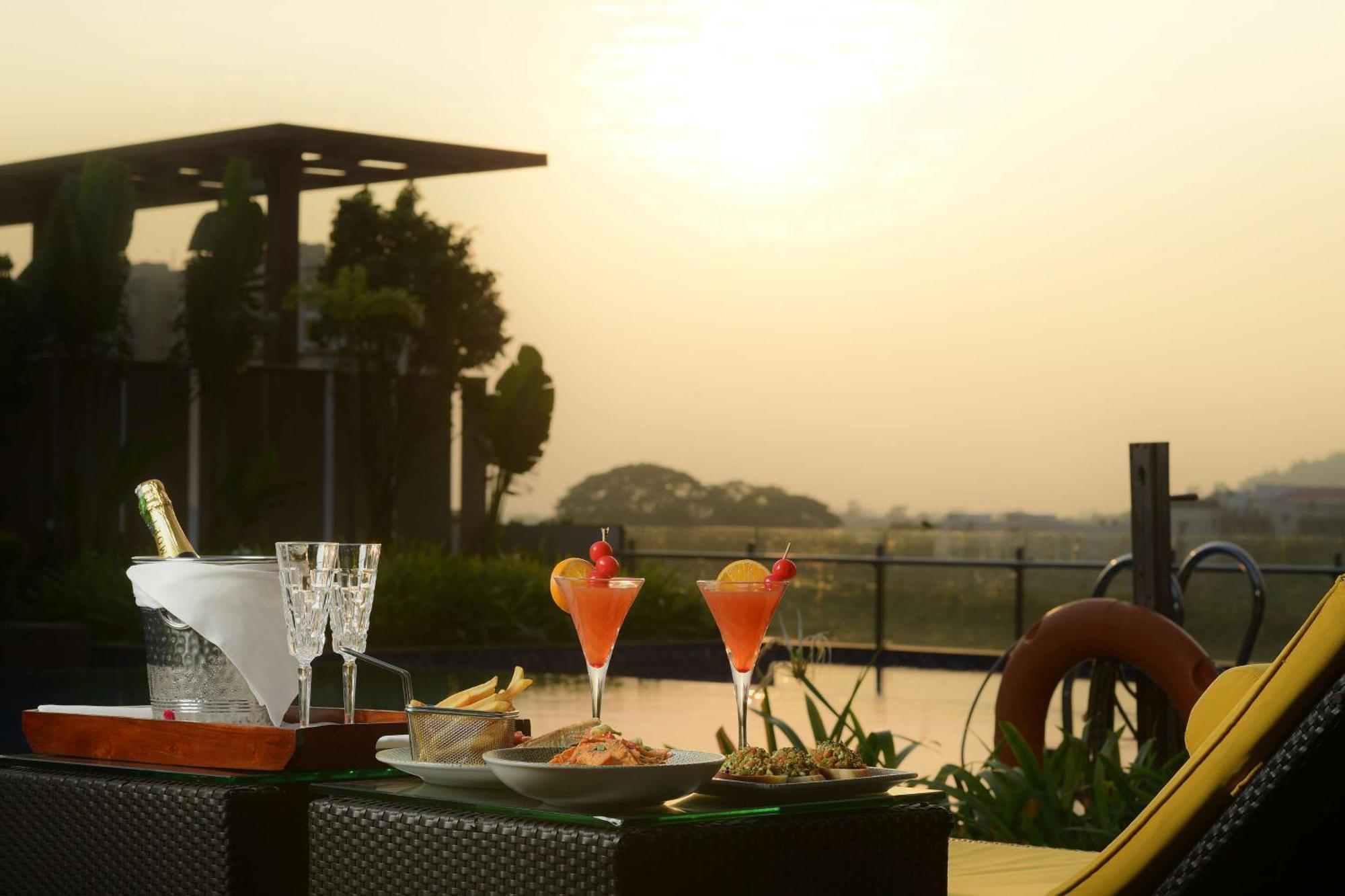 Radisson Blu Hotel Guwahati Dış mekan fotoğraf